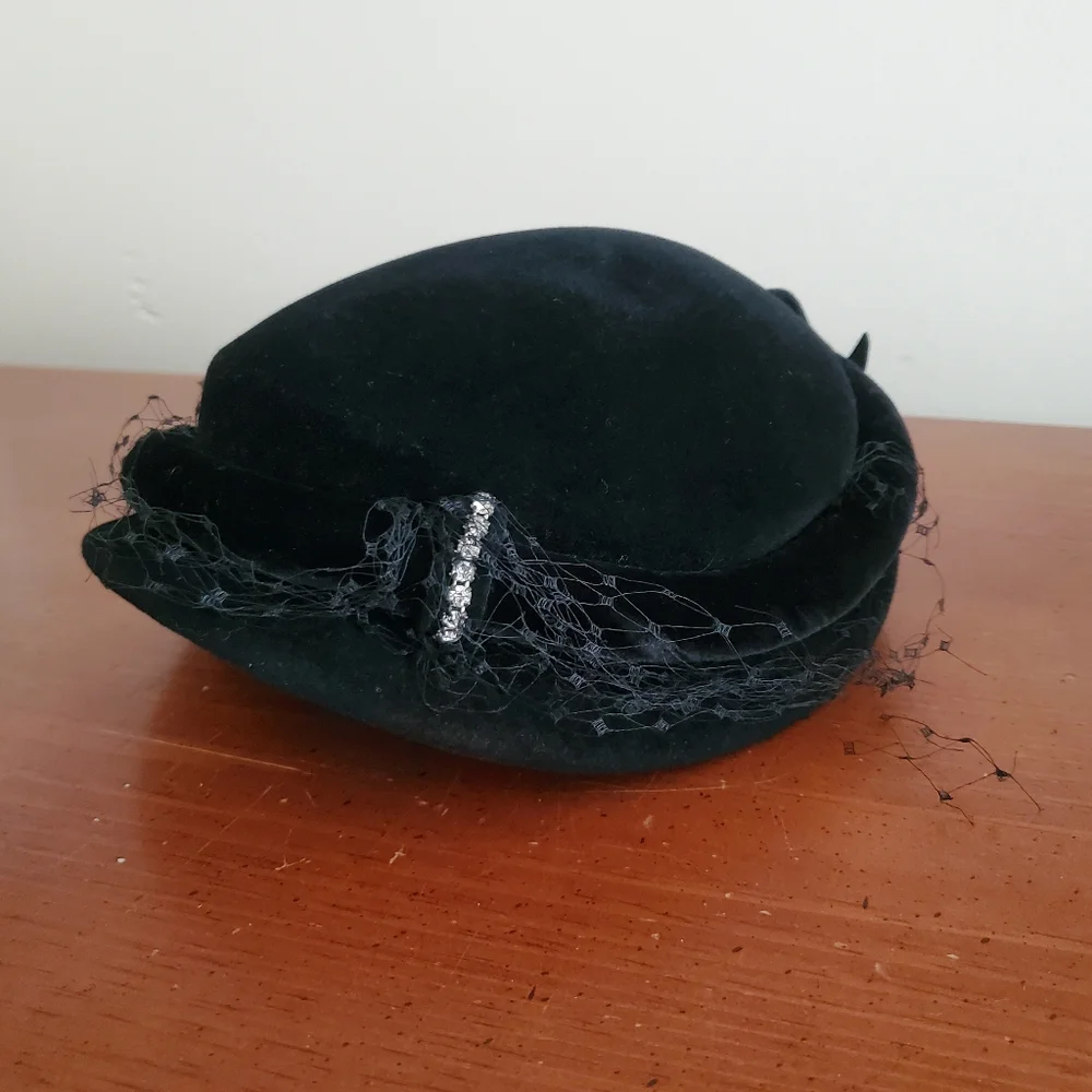Black Vintage Hat & Evening Gloves - Picture 4 of 7